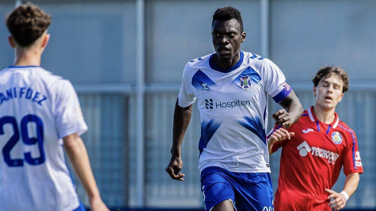 Omar Jaiteh controla el balón ante el Getafe B