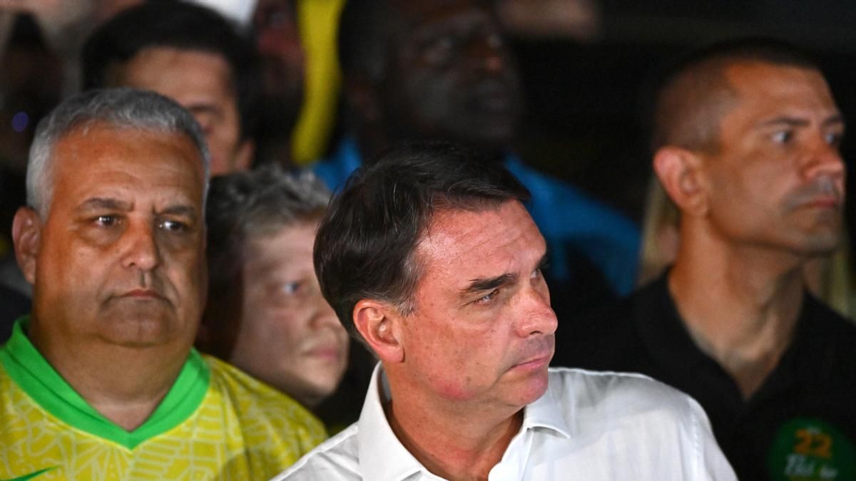 El excandidato presidencial Flavio Bolsonaro habla en una rueda de prensa, en el barrio Lago Sul, en Brasilia. 
