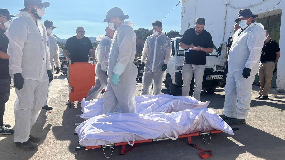 Entierro en el camposanto de Sidi Embarek de 18 personas migrantes que murieron el pasado 30 de julio en Ceuta.