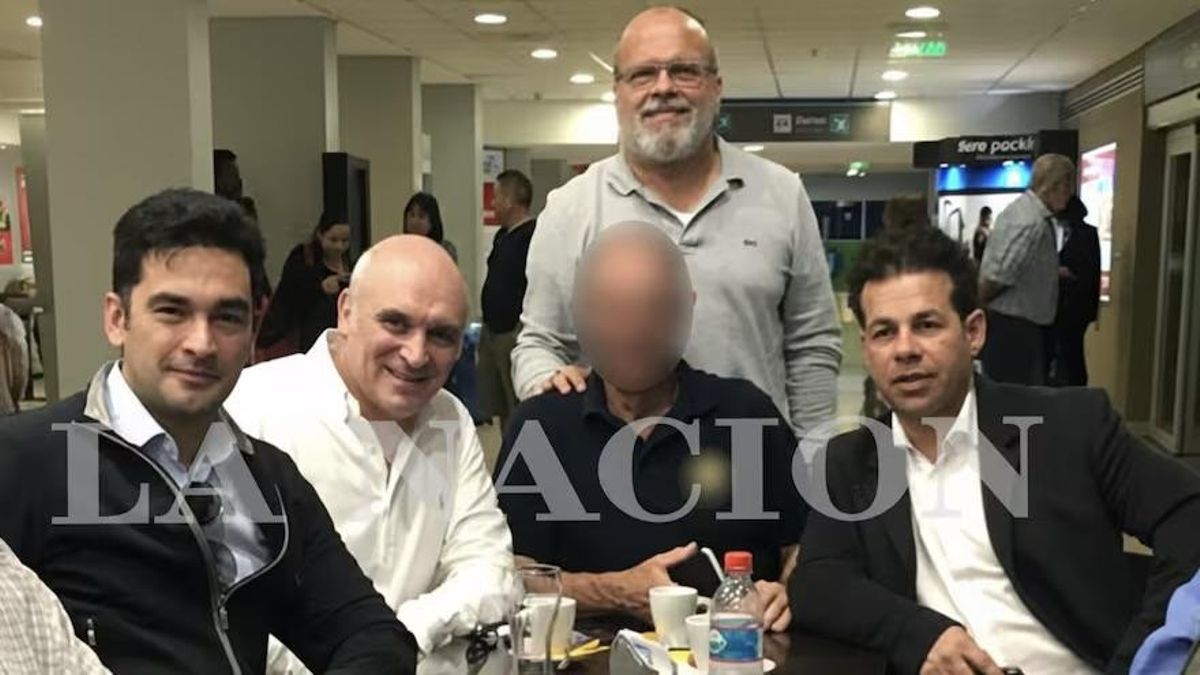 José Luis Espert y Federico "Fred" Machado, de camisa blanca y saco negro en una escala en Bahía Blanca.