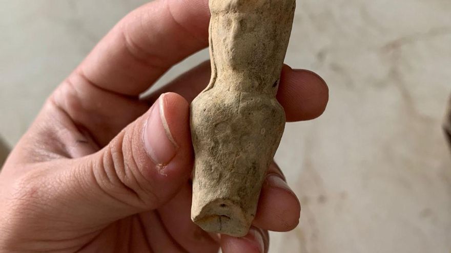 El rocambolesco caso del jabalí que desenterró un silbato prerromano en una laguna seca de Doñana y la que se ha liado