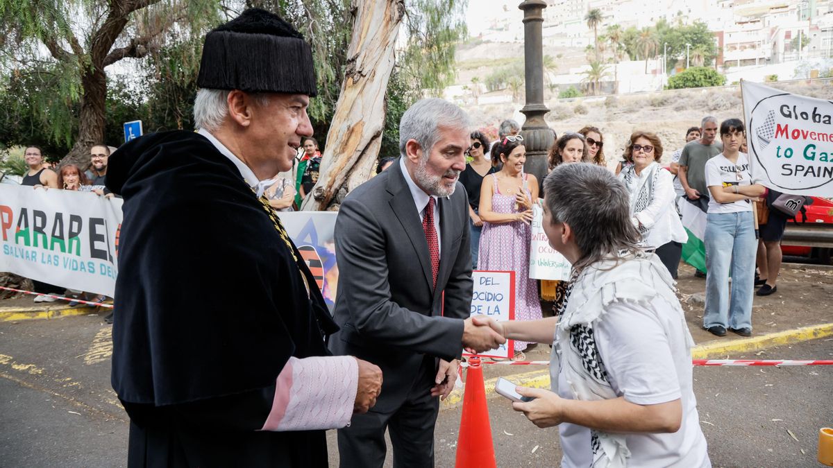 El rector de la ULPGC, Lluís Serra y el presidente de Canarias, Fernando Clavijo hablan con la activista por la paz y miembro de la Red Universitaria por Palestina Koldobi Velasco.