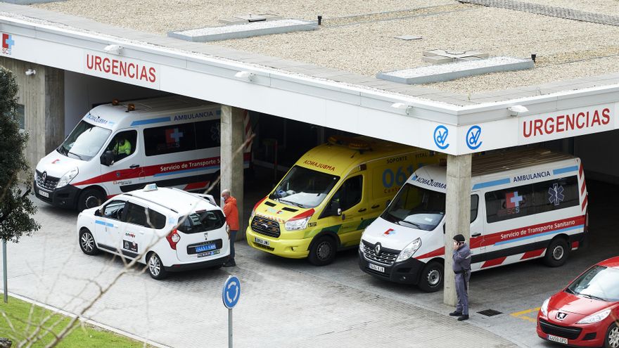 Imagen de archivo de ambulancias en el Hospital Valdecilla de Santander.