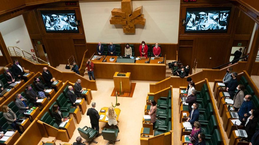 El Parlamento Vasco logra el equilibrio imposible y ofrece una imagen unánime de apoyo a Ucrania y contra la guerra