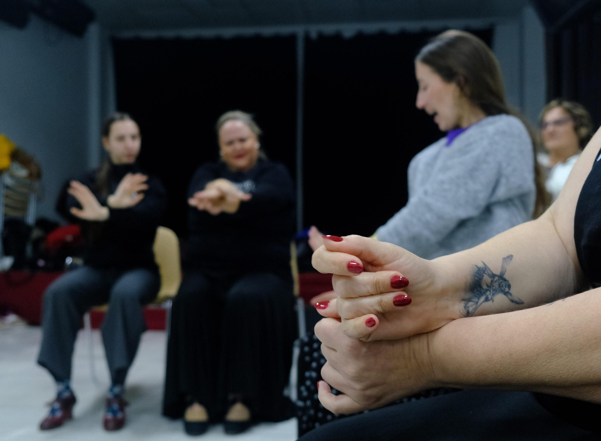 Detalle de las manos de las participantes de Flamenco Inclusivo.