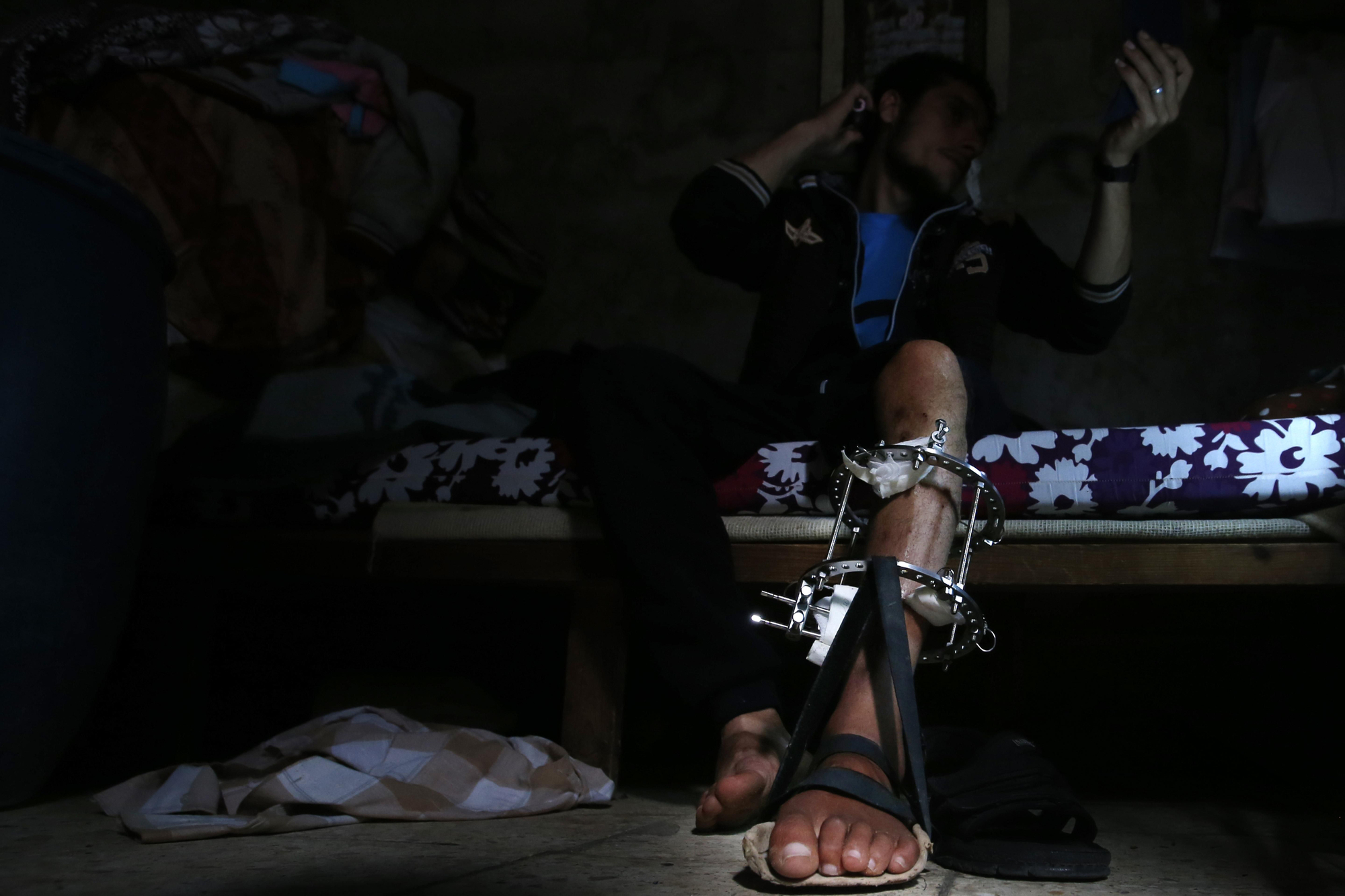 Un local para vender té y café. Murad trata de buscar una salida. “Sé que me pueden amputar la pierna, pero a pesar de eso sigo intentando recibir tratamiento. Al principio me negué a viajar, pero ahora espero hacerlo, a donde sea que me lleven”. En los pocos momentos en los que piensa en la posibilidad de un futuro mejor, Murad se imagina abriendo un local “en el que pueda vender té y café”.