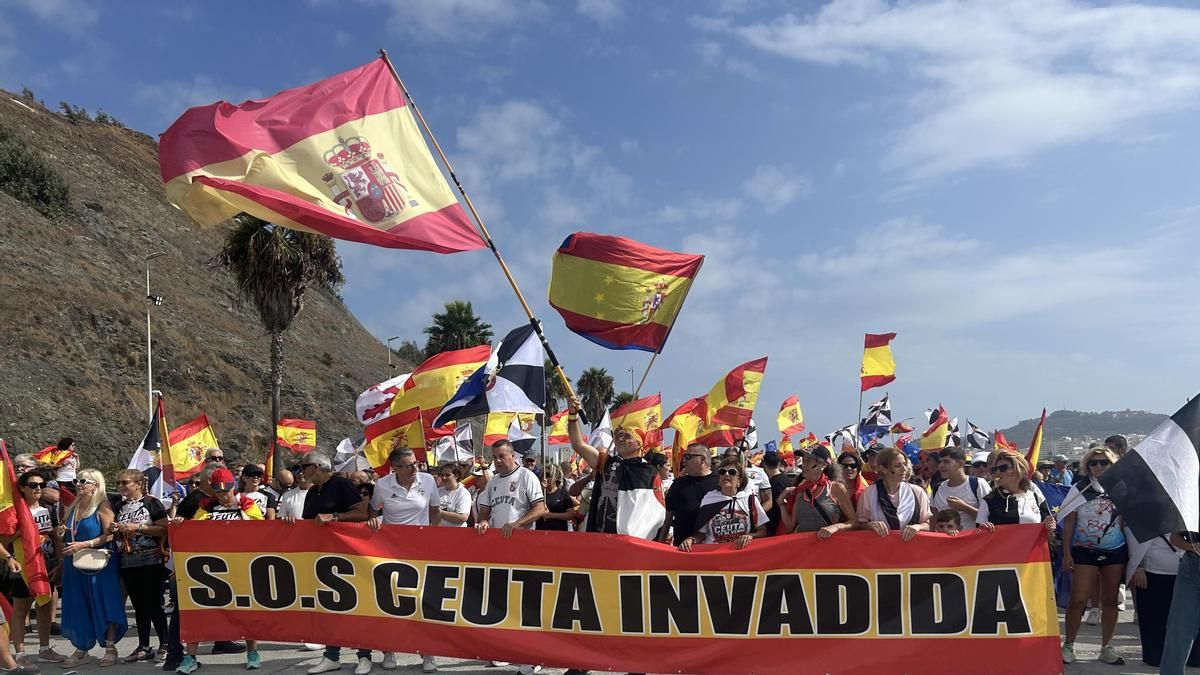 Varios centenares de ceutíes marchan hacia la frontera para exigir su protección: "Marruecos, canalla, esto es de los caballas"