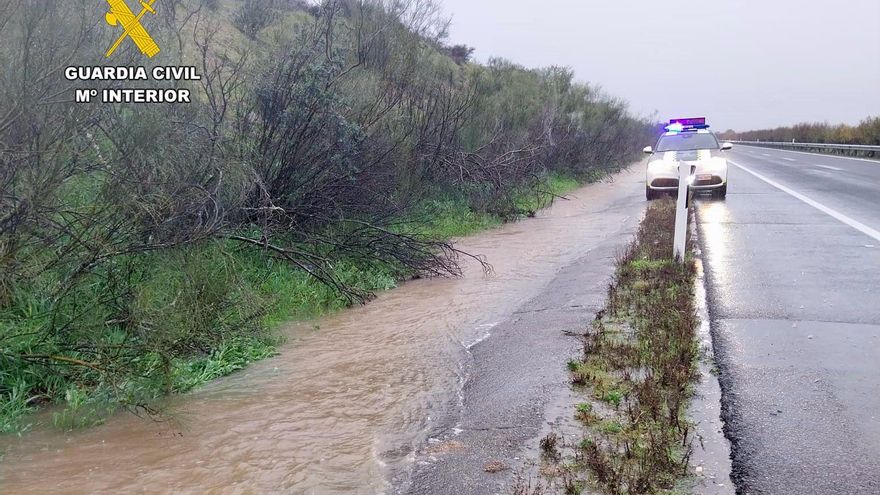 Cortes en siete carreteras y precaución en doce por los efectos de la borrasca "Juan"