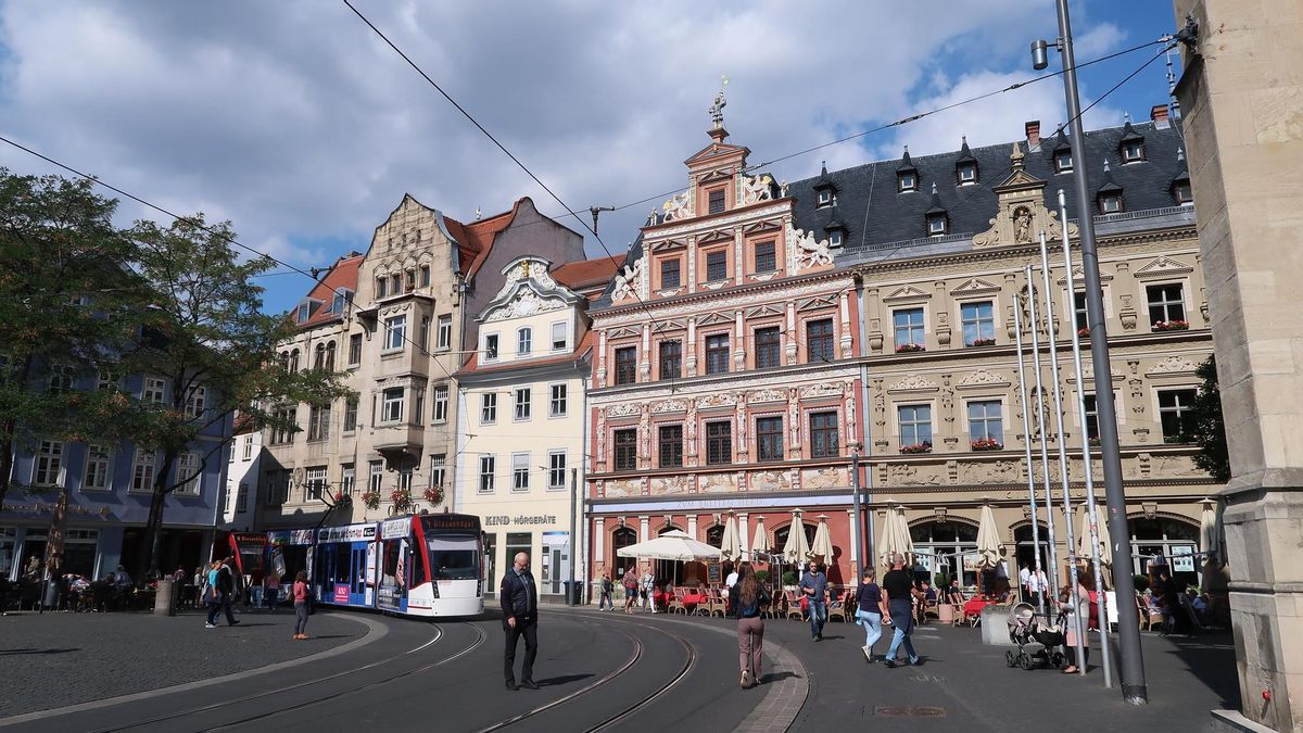 Plaza del Mercado de Pescado. En el centro puede verse la 'Zum Breiten Herd', una de las mejores muestras de barroco civil en Erfurt.