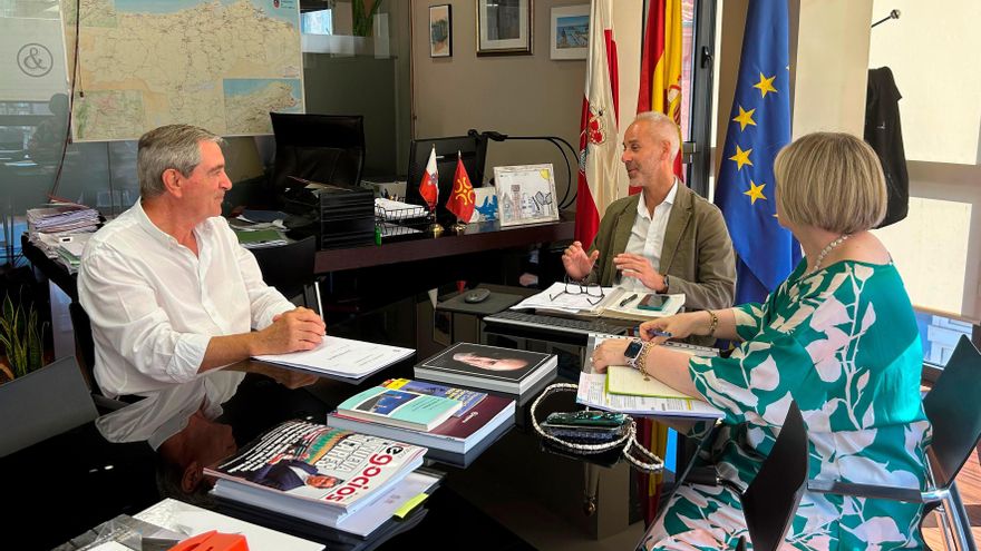 El consejero de Educación, Sergio Silva, se reúne con el alcalde de Suances, Andrés Ruiz Moya