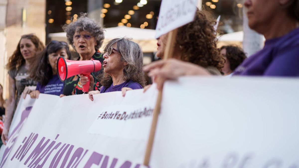 Concentración del Foro contra la Violencia de Género de Tenerife por el asesinato por violencia machista de una joven de 28 años, en el municipio de Arona, en el sur de la isla. EFE/Ramón de la Rocha