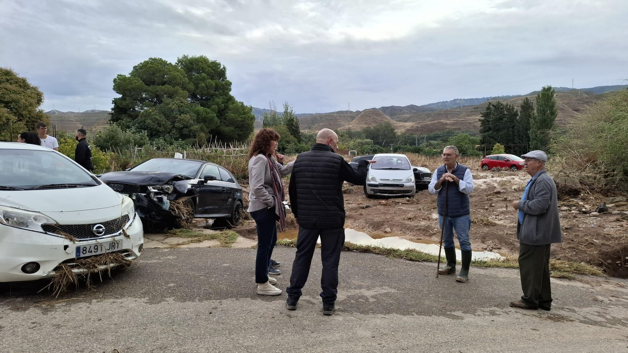 Coches arrastrados al final de la calle de Cuarte, en María de Huerva.