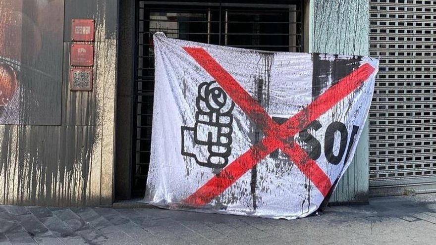 Explosivos caseros, pintadas y ataques a decenas de sedes del PSOE por toda España