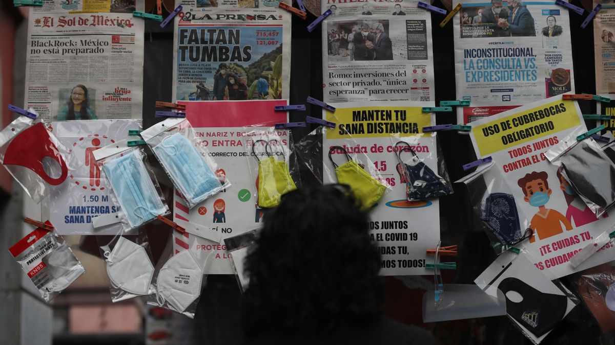 Una persona observa cubrebocas para evitar el contagio con el coronavirus en un puesto en Ciudad de México (México). EFE/Sáshenka Gutiérrez/Archivo