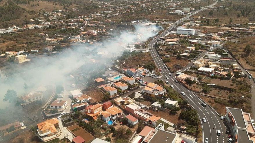 Este martes se declaró un incendio en el municipio de El Paso y se ha extendido a Los Llanos de Aridane. Las condiciones son "especialmente adversas" y están dificultando las labores de control, obligando a evacuar a más de un centenar de vecinos.