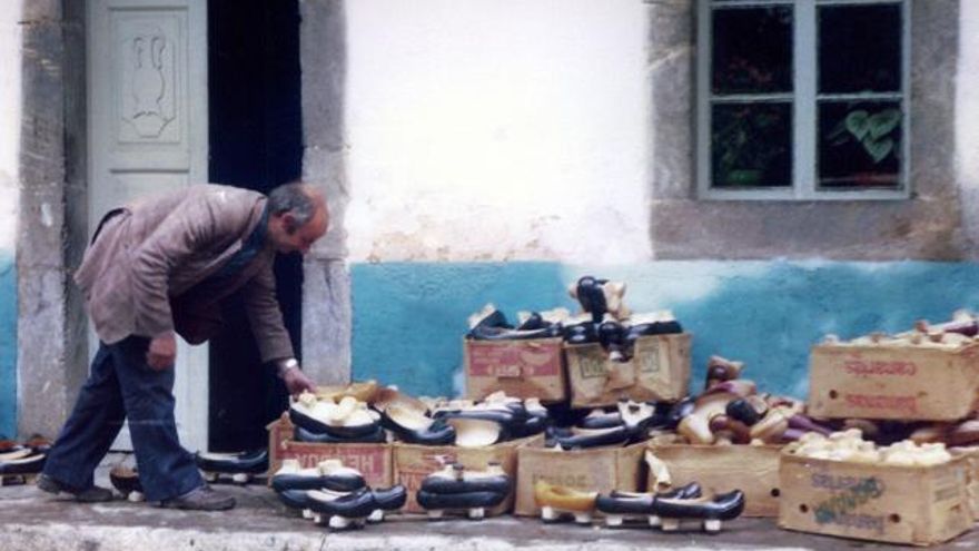 Puesto de madreñas en la Feria de Riaño en 1980.