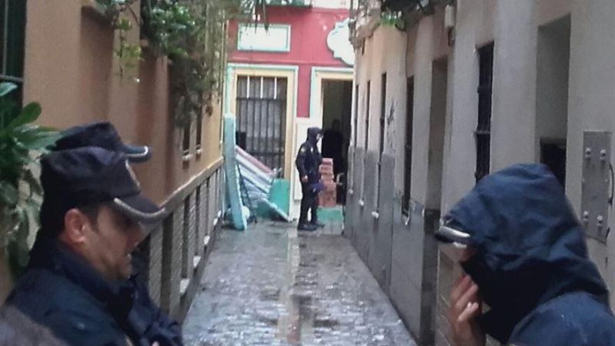 Imagen del desalojo en la calle Macasta a primera hora de este lunes