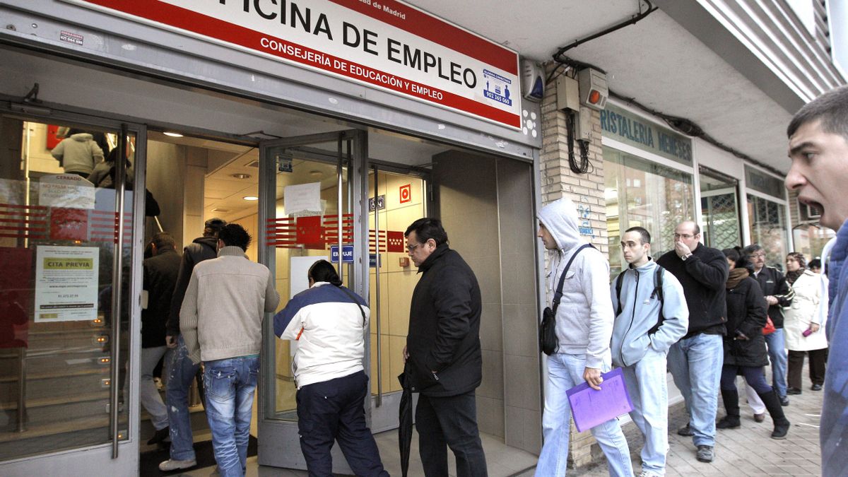 El paro bajó en diciembre en 13 comunidades pero 2012 cerró con una subida del 9,6 por ciento