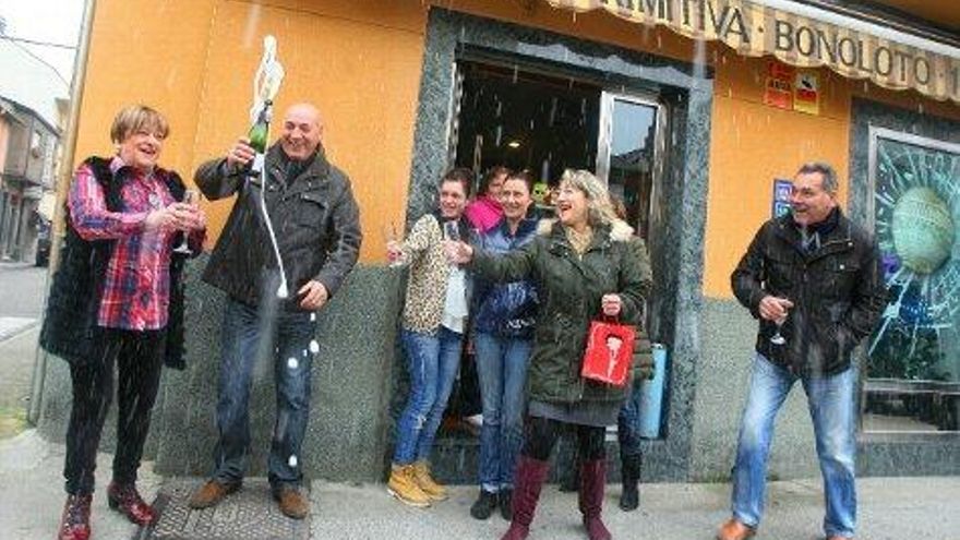 César Sánchez / ICAL El estanco del barrio ponferradino de Cuatrocientos reparte parte del segundo premio