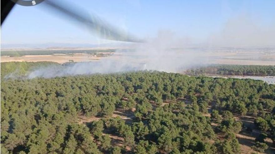 Los servicios de extinción elevan el riesgo del incendio de Coca, Segovia