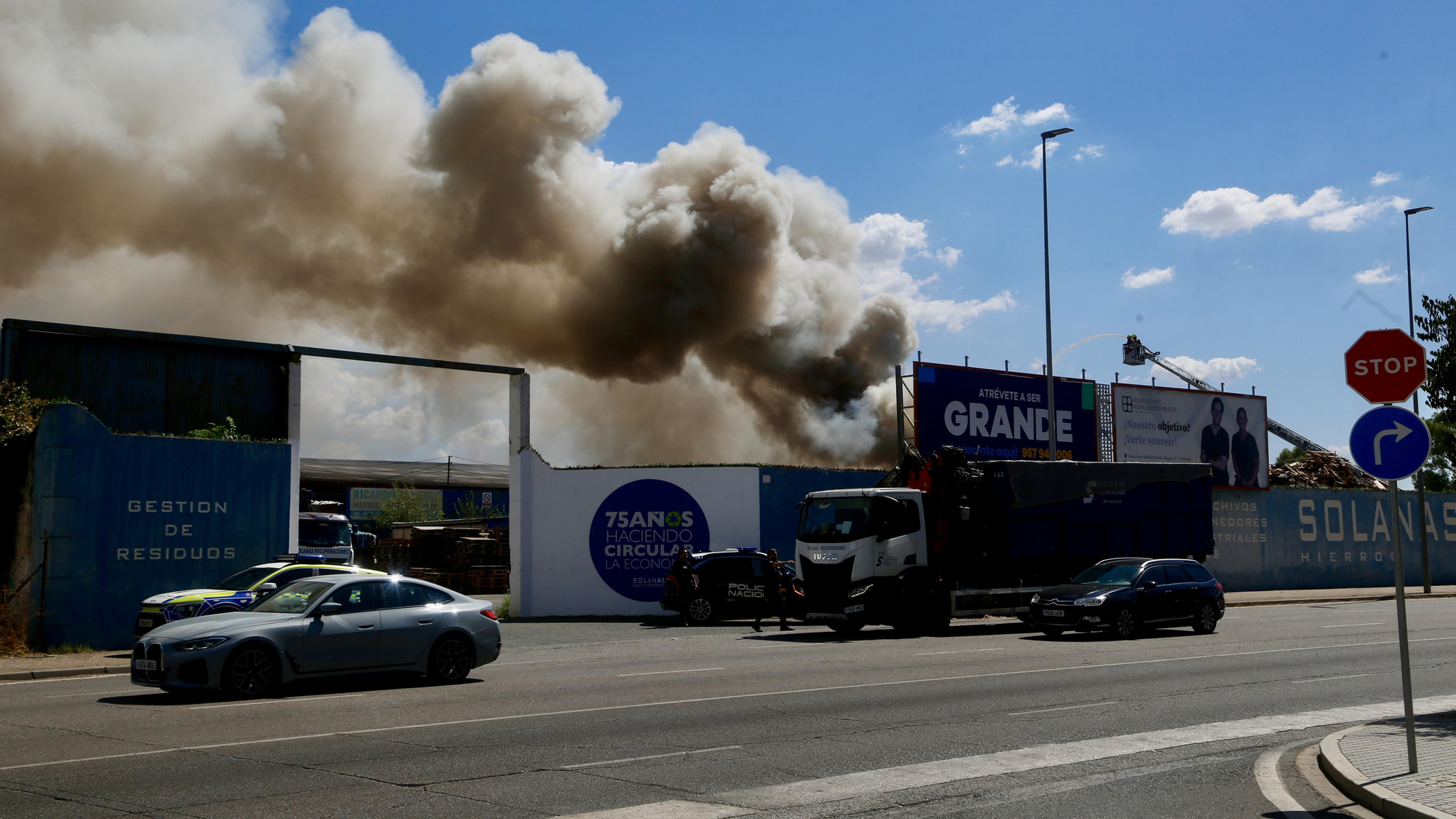 Los bomberos acuden a sofocar un aparatoso incendio de chatarra en los terrenos de la empresa Solanas