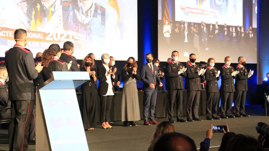 Trapero entrega la medalla de los Mossos a su abogada y a sus colaboradores en el juicio por el 1-O