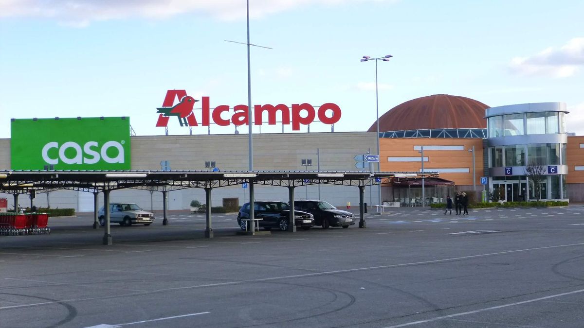 Herida una motorista de 18 años arrollada por un vehículo junto al centro comercial Parque Rioja en Logroño