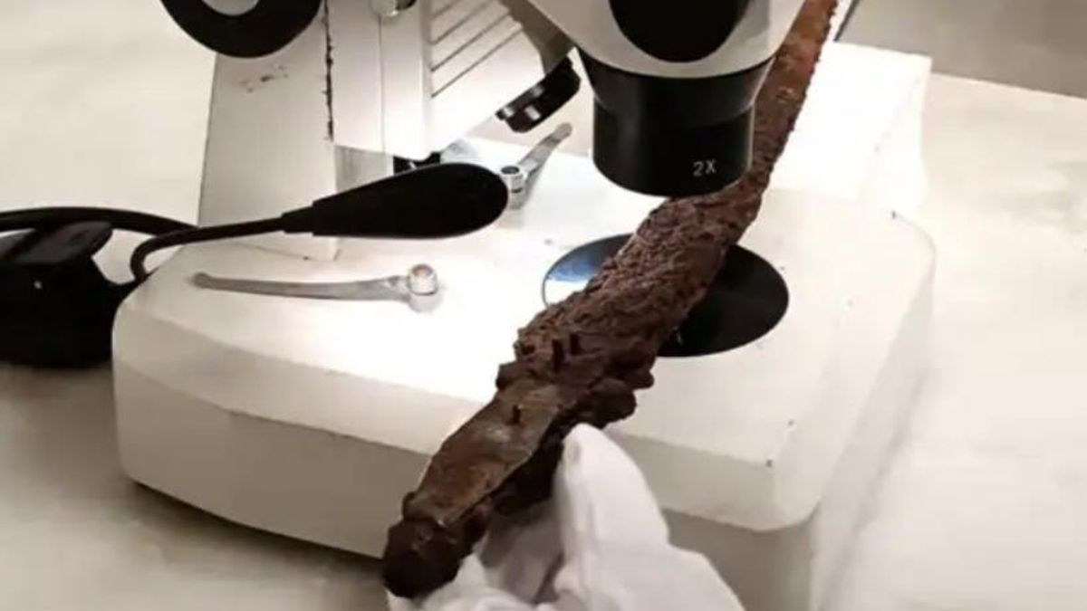 Los arqueólogos la encontraron dentro de un hoyo lleno de tierra en una zona con ocupación histórica continua, cerca del antiguo núcleo romano de la ciudad