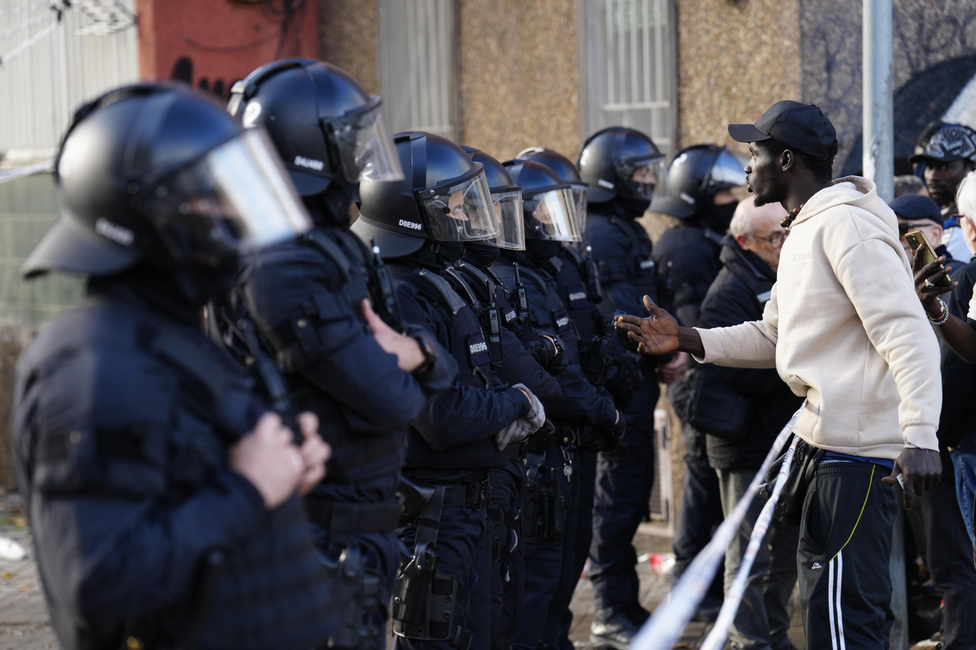 Las imágenes del desalojo de 400 personas en Badalona