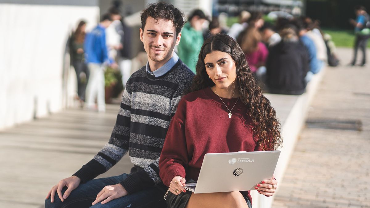 Dos jóvenes en el campus cordobés.