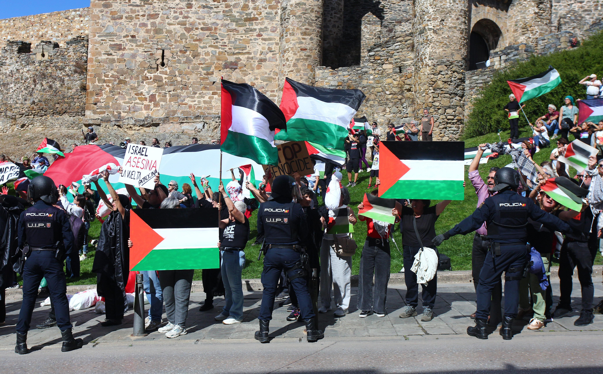 Las imágenes de la protesta contra el genocidio en Gaza ante la Vuelta a su paso por El Bierzo