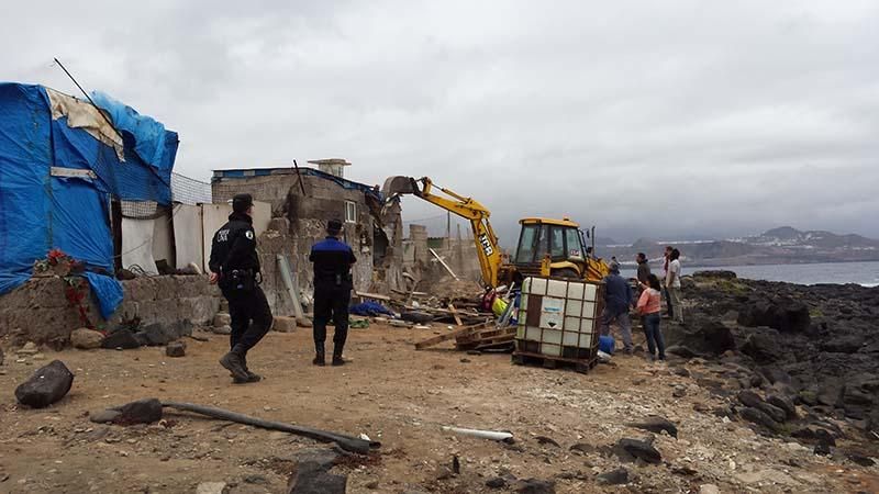 Derribo de una chabola en El Confital. Canarias Ahora.