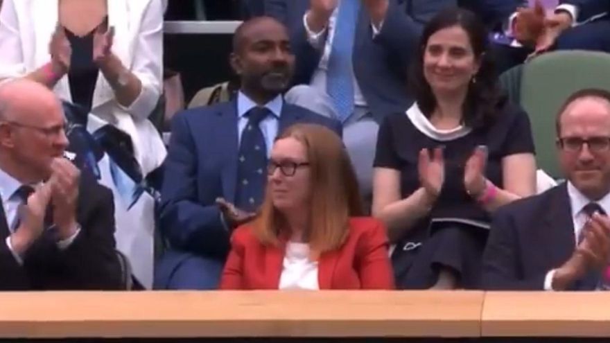 Aplausos del público de Wimbledon a la vacunóloga de la Universidad de Oxford Sarah Gilbert