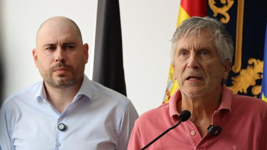 El ministro del Interior, Fernando Grande-Marlaska, junto al delegado del Gobierno en Ceuta, Miguel Ángel Pérez Triano, durante una rueda de prensa en Ceuta a 1 de agosto de 2026.