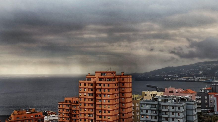 En la imagen, penacho de cenizas del volcán sobre la zona este de La Palma y el cielo encapotado. Foto realizada desde Santa Cruz de La Palma.