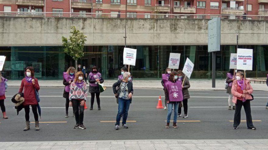 Trabajadoras denuncian en Bilbao que siete de cada diez interinos en la Administración pública vasca son mujeres