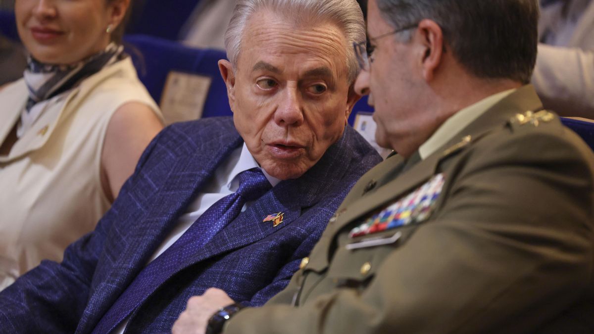 El embajador de Estados Unidos en España, Benjamín León (i) conversa con el jefe de Estado Mayor del Ejército de Tierra (JEME), el general Amador Enseñat y Berea 