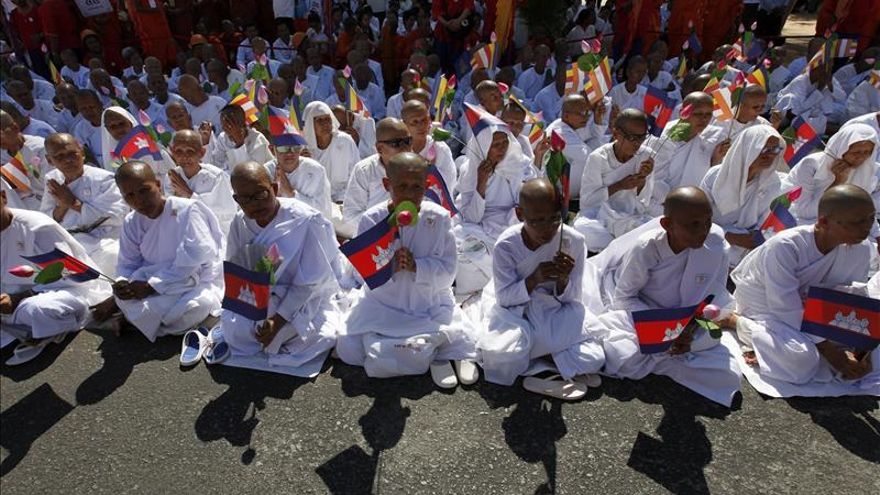 Miles de monjes rinden tributo al rey de Camboya por promover el budismo