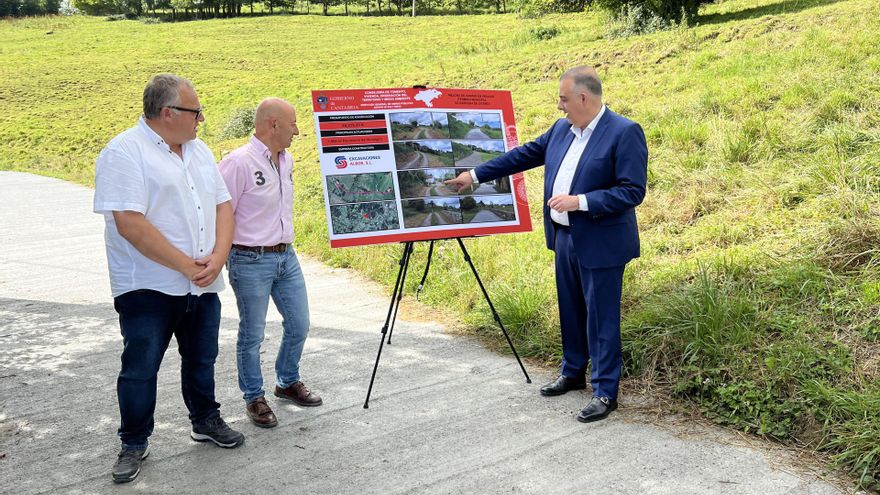 El consejero de Fomento, Roberto Media, en la inauguración de un camino en Vidular