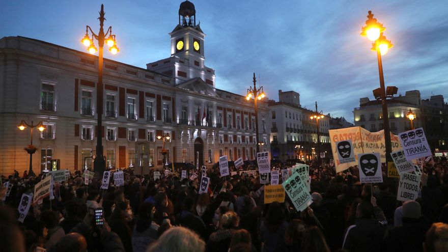 Personas se manifiestan por la detención del rapero Pablo Hasel, que ayer ingresó en prisión, condenado por delitos de enaltecimiento del terrorismo e injurias a la Corona, este miércoles en la madrileña Plaza de Sol. EFE/JuanJo Martín