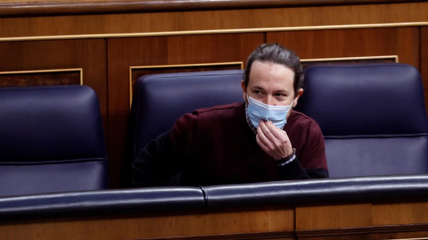 El vicepresidente segundo del Gobierno, Pablo Iglesias toma asiento este miércoles en el Congreso. EFE/Chema Moya