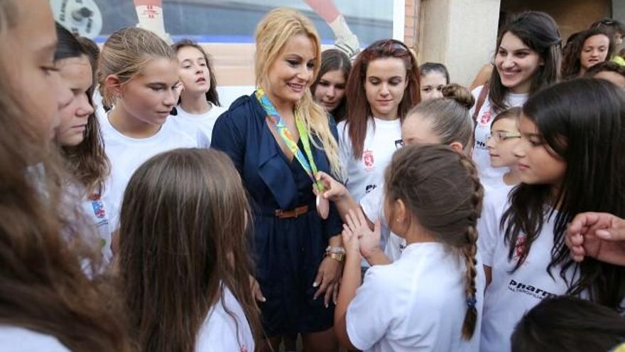 César Sánchez / ICAL Lydia Valentín recibe el homenaje del pueblo de Camponaraya (