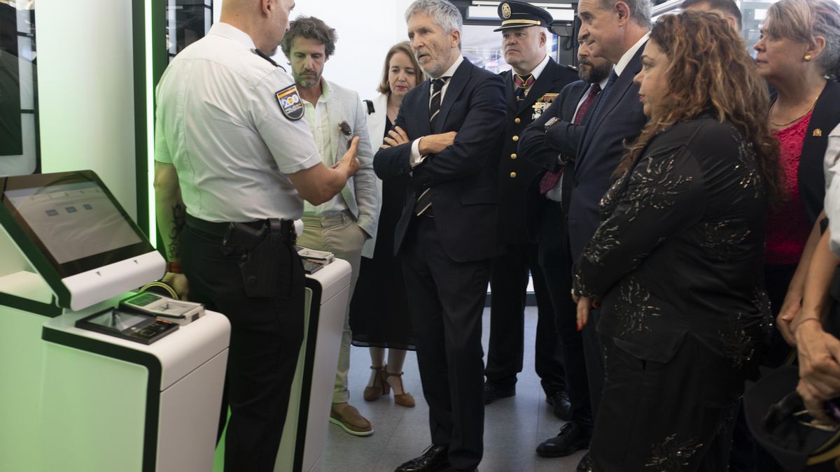 El ministro de Interior, Fernando Grande-Marlaska (c), durante su visita a las instalaciones del puesto fronterizo de El Tarajal, a 10 de julio de 2024, en Ceuta (España).