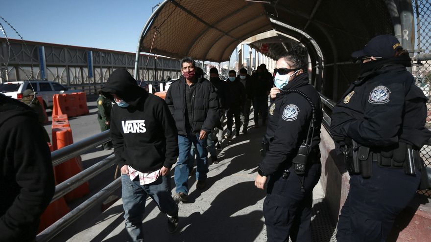 Migrantes con miedo y esperanza por el restablecimiento de "Quédate en México"