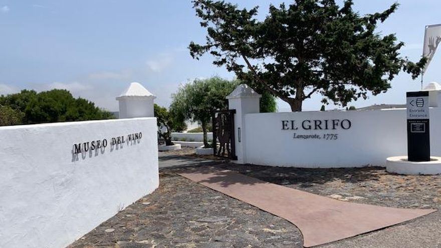 Entrada bodega el Grifo