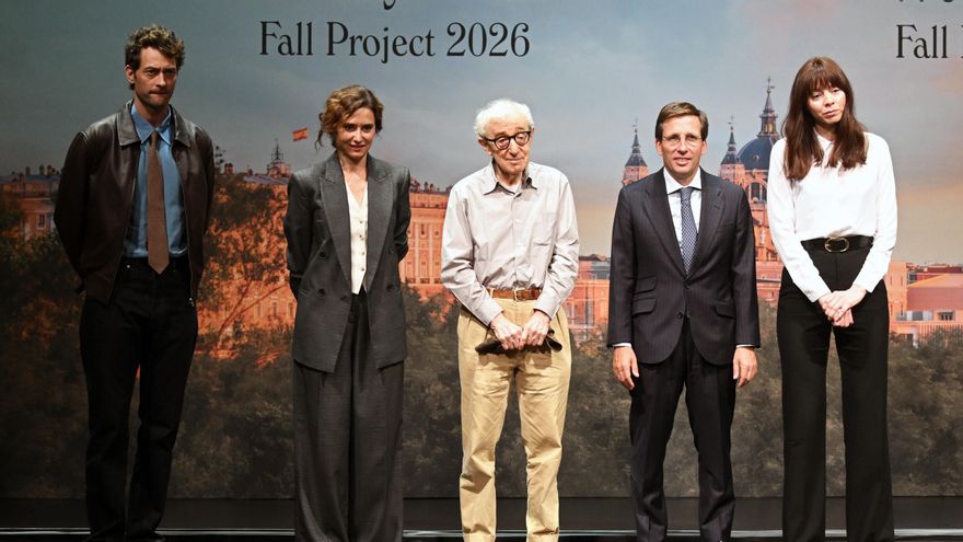 El actor Peter Vives, Ayuso, Woody Allen, Almeida y la actriz Alexi Wasser posan en la presentación