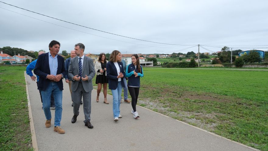 El consejero de Cultura, Turismo y Deporte, Luis Martínez Abad, visita la pista de entrenamiento de Ajo.