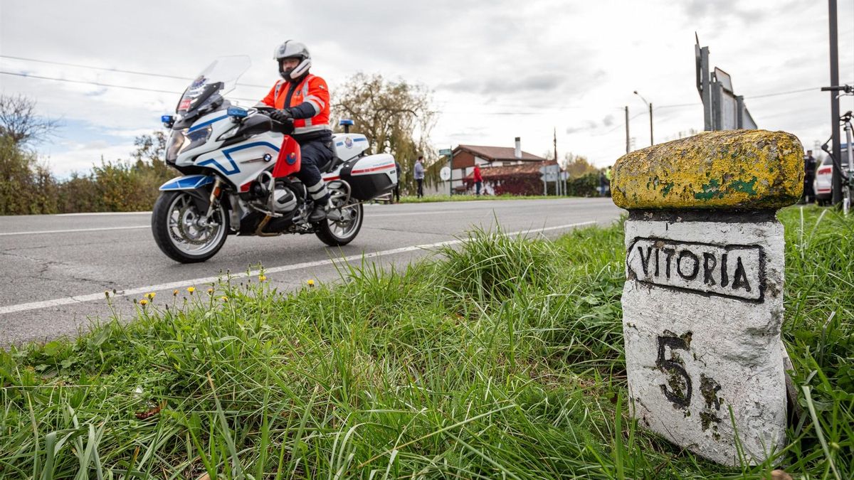Un motociclista durante la salida de la séptima etapa de la Vuelta a España, en Vitoria, Álava, Euskadi (España), a 27 de octubre de 2020.
