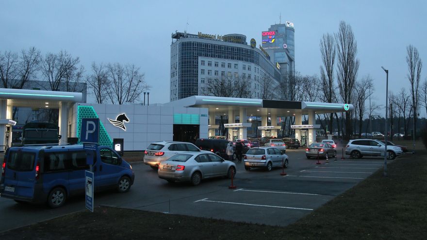 Coches hacen cola en una gasolinera de Kiev.