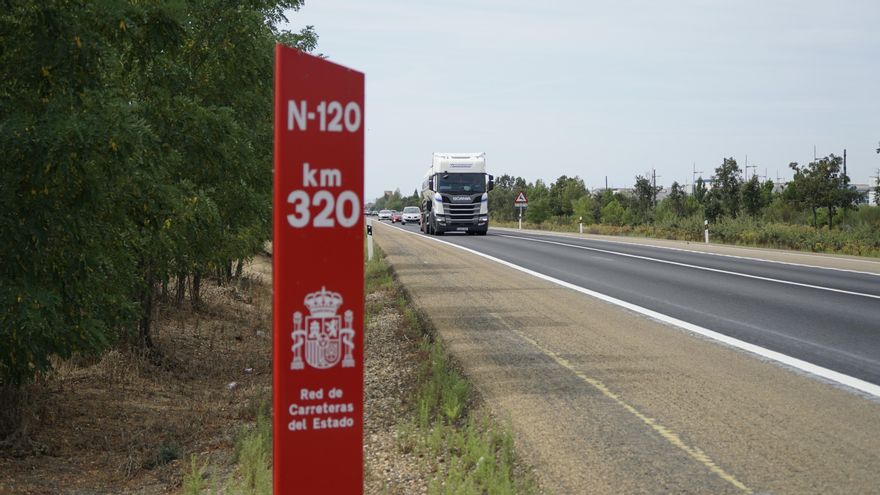 Carretera N-120 a su paso por Villadangos del Páramo